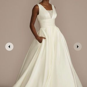 WD Size 14 David's Bridal Ball Gown. New with tags. pockets and removable mesh